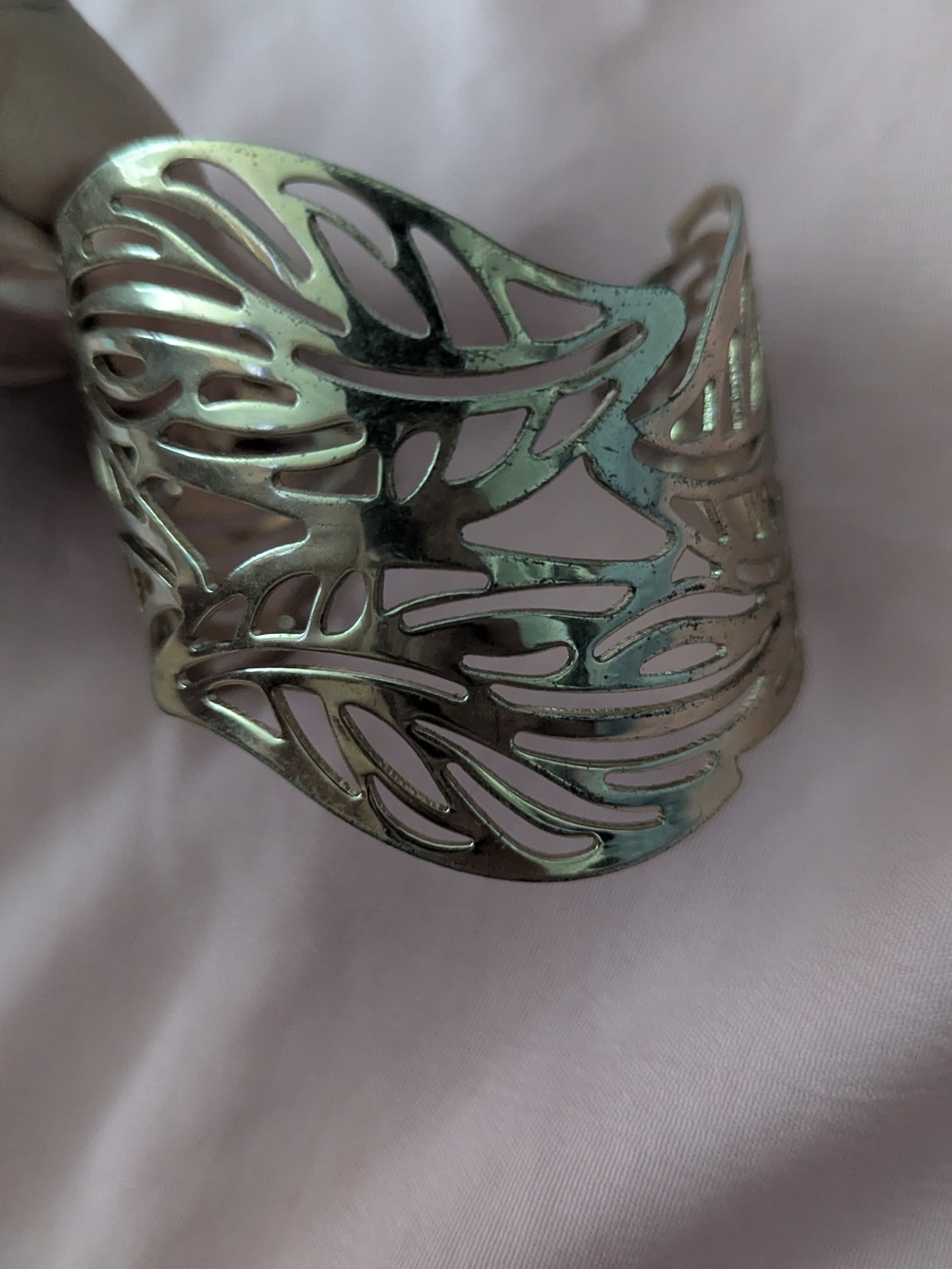 Cutout Leaf Design Cuff Bracelet - Gold Color